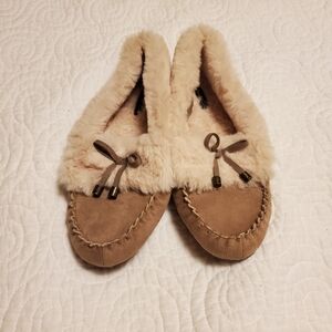 Cozy Moccasin Slippers Size 7 (Never Worn) Tan Cream Faux Fur Faux Tie Bow